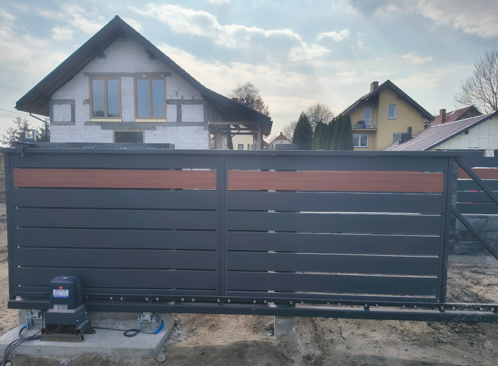 Jak firma Profplot wykonuje i montuje ogrodzenia typu "ranczo":