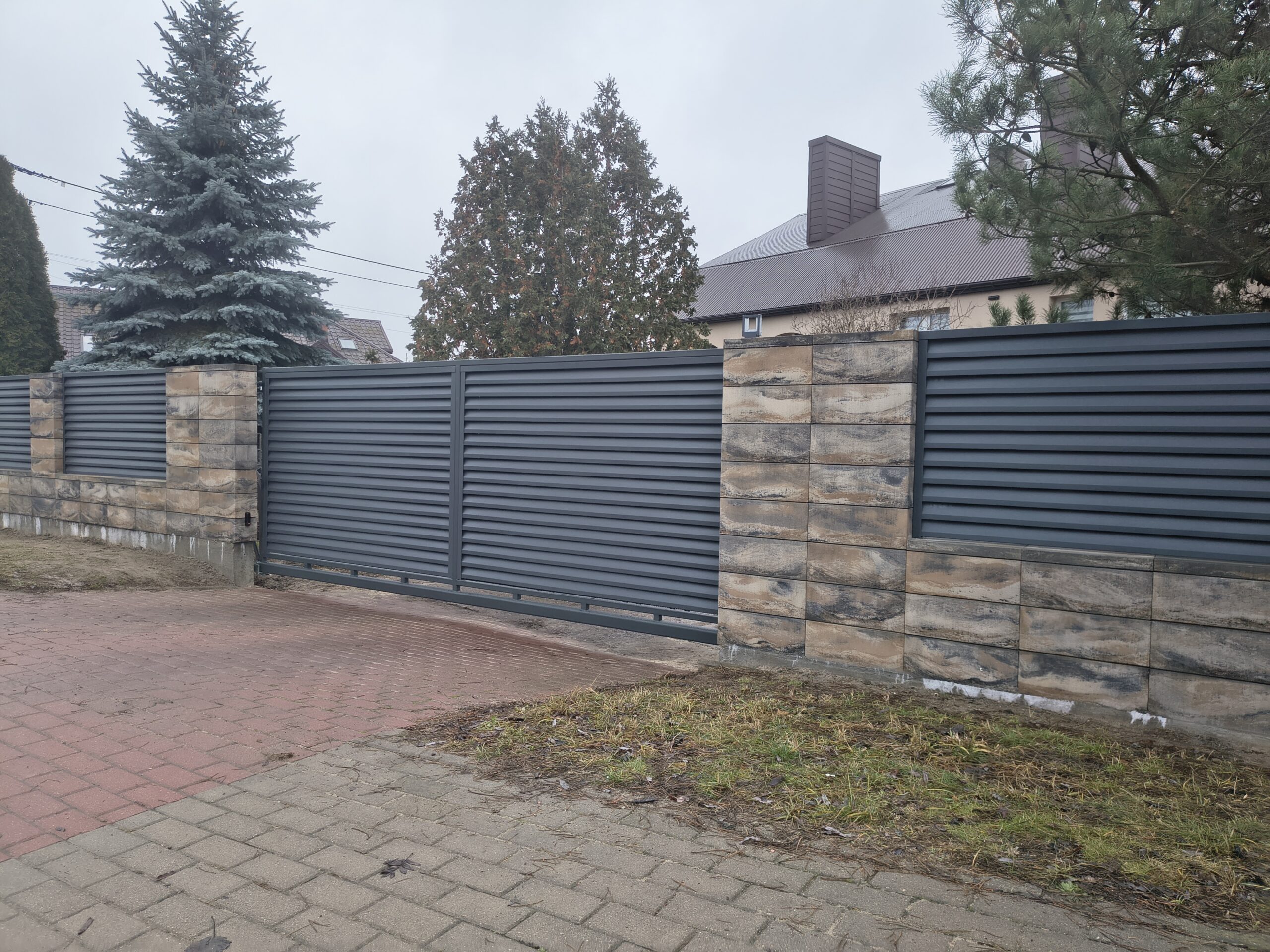 Ogrodzenie żaluzjowe i palisadowe — jak wybrać rozwiązanie dopasowane do posesji na Podlasiu